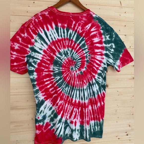 NEW GILDAN Soft Style Unisex XL Tie-Dye T-Shirt Red Green Spiral Holiday Festive - Picture 5 of 8